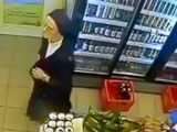 Die Nonne im Supermarkt